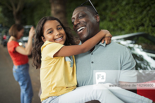 Porträt glücklicher Vater mit Tochter