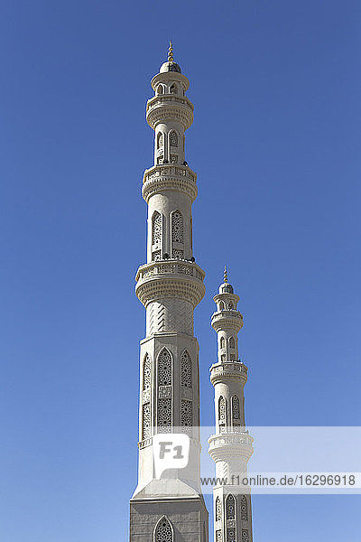 Ägypten  Hurghada  zwei Minarette der El Mina Moschee vor blauem Himmel