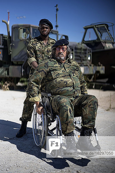 Armeesoldat  der im Rollstuhl sitzend dem Militärbüro hilft