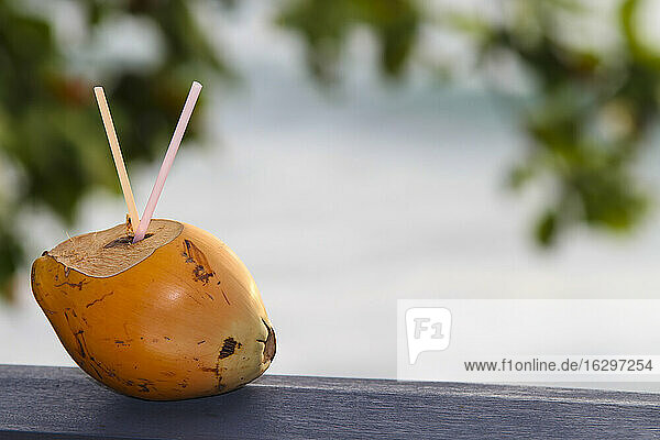 Kokosnussgetränk am Strand