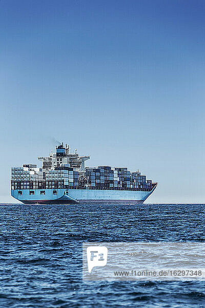 Spanien  Andalusien  Tarifa  Containerschiff in der Meerenge von Gibraltar