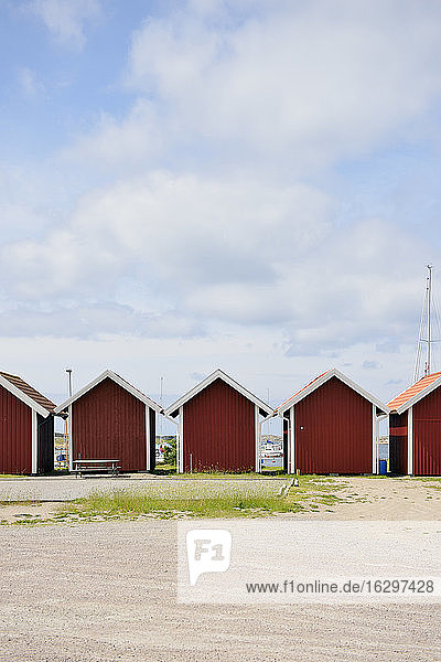 Schweden  Kungshamn  Reihe von typischen roten Holzhäusern