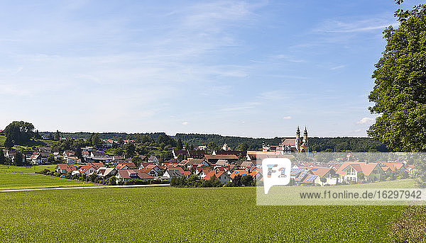 Deutschland  Baden Württemberg  Ansicht eines Hauses mit der Kirche St. Verena im Hintergrund