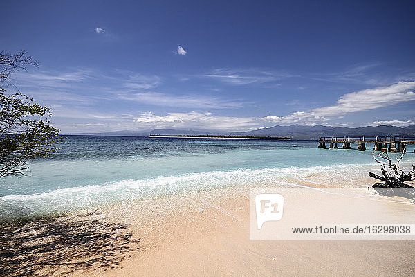 Indonesien  Lombok  Isle Gili Air  Blick vom Strand der Isle Gili Mono auf die Isle Gili Air