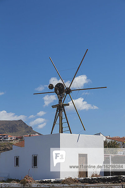 Spanien  Blick auf eine Windmühle in Puerto de las Nieves