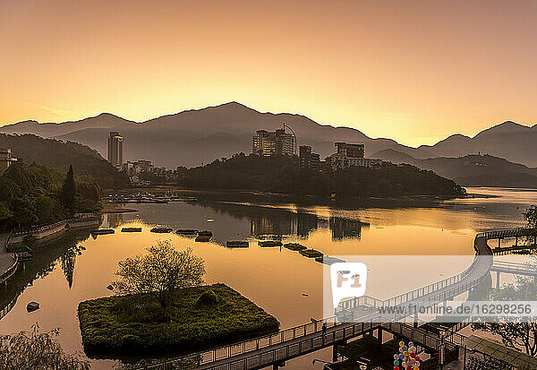 Taiwan  Bezirk Nantou  Pier entlang des Ufers des Sun Moon Lake bei stimmungsvollem Sonnenaufgang