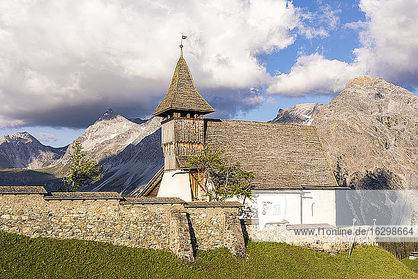 Schweiz  Kanton Graubünden  Arosa  Steinmauer vor dem Bergkirchli im Sommer