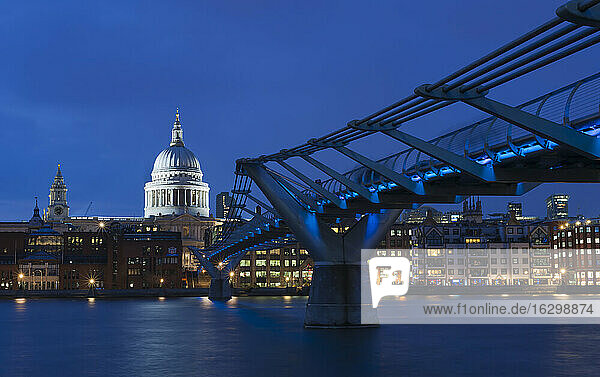 Vereinigtes Königreich  England  London  Blick auf die Millennium Bridge mit St. Pauls Cathedral im Hintergrund bei Nacht
