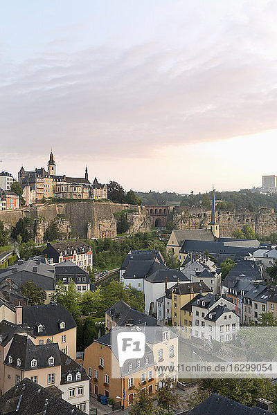 Luxemburg  Luxemburg-Stadt  Blick auf den Stadtteil Grund  Sankt-Michael-Kirche im Morgenlicht