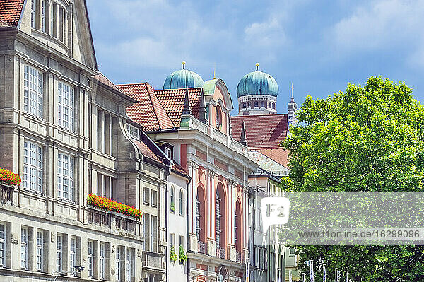Deutschland  Bayern  München  Reihe alter Stadthäuser mit Kuppeln der Frauenkirche im Hintergrund