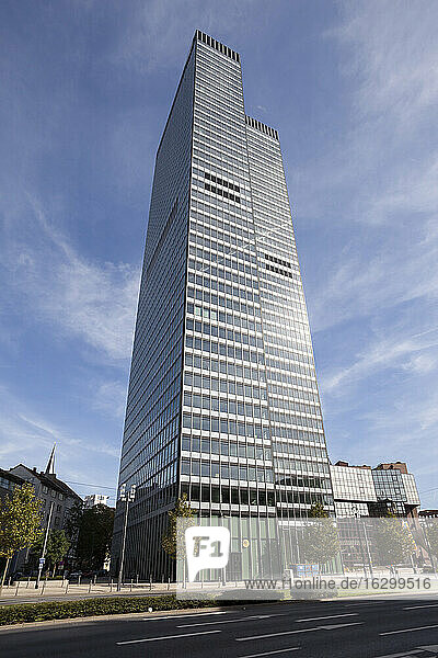 Deutschland  Hessen  Frankfurt  Fassade eines Büroturms