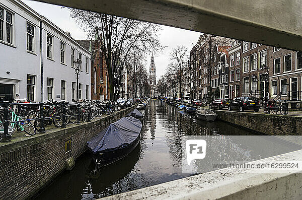 Niederlande  Holland  Amsterdam  Gracht  Häuser und Zuiderkerk im Hintergrund
