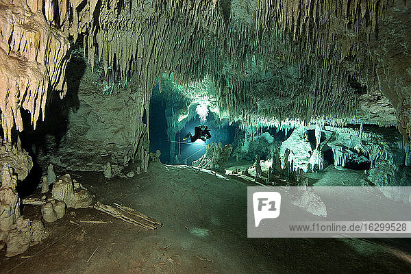 Mexiko  Tulum  Höhlentaucher beim Erkunden des Sistema Dos Pisos