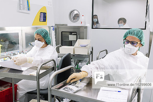 Apothekerinnen arbeiten mit Schubkarren im Labor eines Krankenhauses
