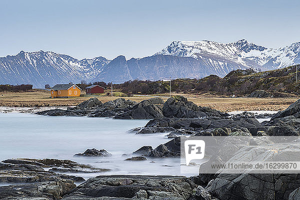Norwegen  Lofoten  Einsames Haus an der Küste von Gimsoy