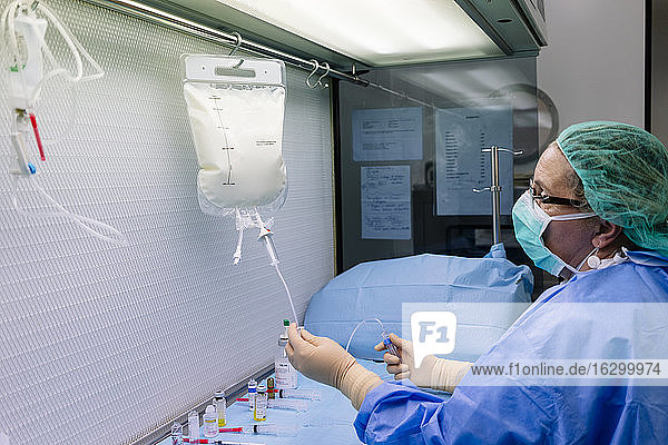 Ärztin hält Infusionstropf im Labor eines Krankenhauses