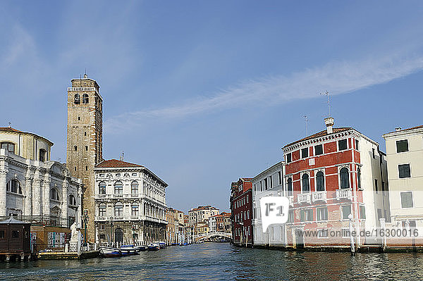 Italien  Venetien  Venedig  Cannaregio-Viertel  Kirche San Geremia mit dem Canale di Cannaregio vom Canale Grande aus