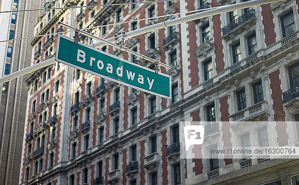 USA  New York  Manhattan  Blick auf Straßenschild am Broadway vor einem Mehrfamilienhaus