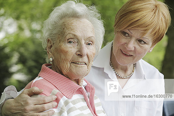 Deutschland  Nordrhein-Westfalen  Köln  Ältere Frau und reife Frau  lächelnd