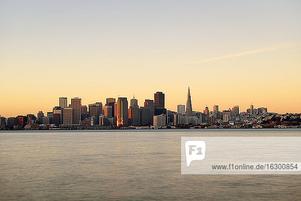 USA  Kalifornien  San Francisco  Skyline im Morgenlicht