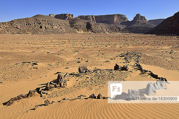Algerien  Sahara  Tassili N'Ajjer National Park  Historische Steinsetzung und Grab in Oued In Djeran