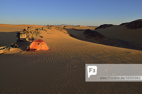 Afrika  Algerien  Sahara-Wüste  Tassili N'Ajjer National Park  Zeltlager am Abend
