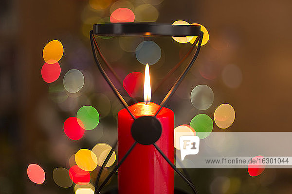 Weihnachtsdekoration  Detail einer roten Kerze