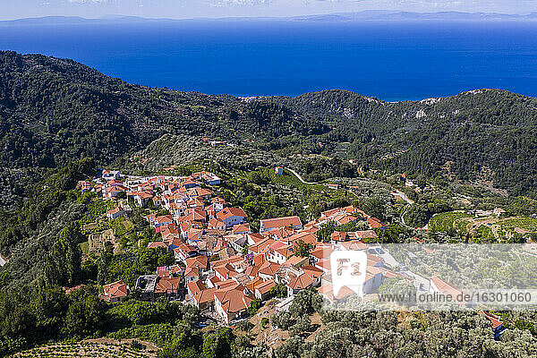 Griechenland  Manolates  Luftaufnahme eines Bergdorfes auf der Insel Samos