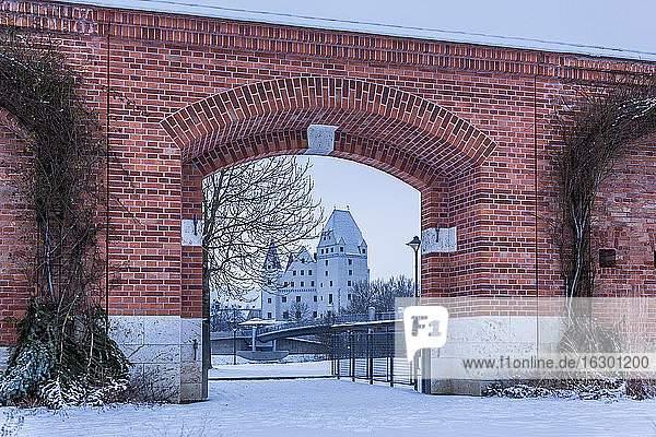 Deutschland  Bayern  Ingolstadt  Klenzepark  Neues Schloss im Hintergrund