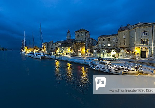 Kroatien  Trogir  Altstadt  Riva-Promenade und Palazzo