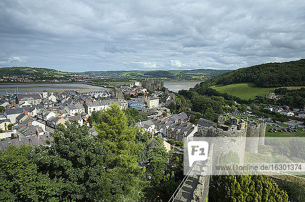 UK  Wales  Conwy  Blick von der historischen Stadtmauer auf Altstadt und Burg