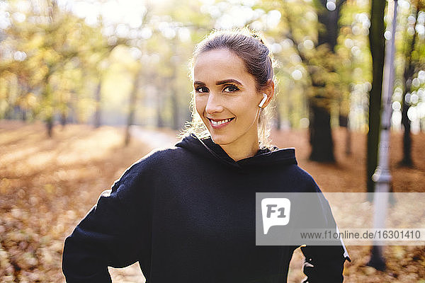 Junge Frau joggt im Herbstwald