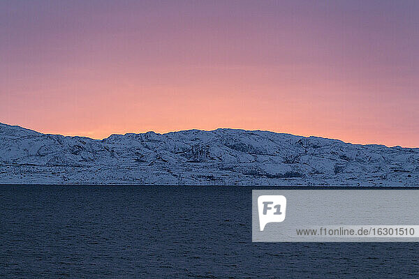 Norwegen  Sonnenuntergang am Varangerfjord bei Nessebey