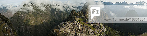 Südamerika  Peru  Machu Picchu im Nebel