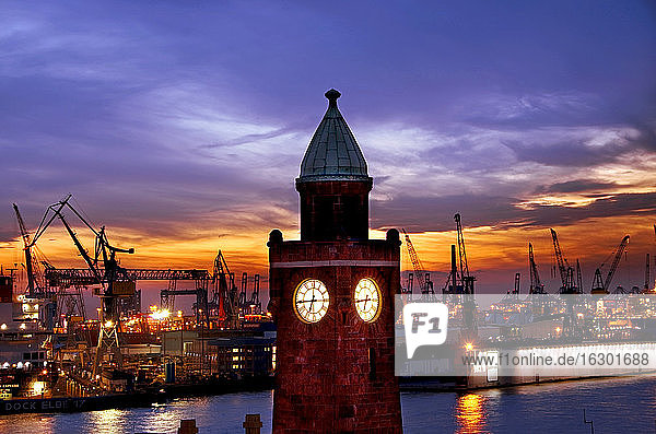 Deutschland  Hamburg  Hamburger Hafen  Uhrenturm