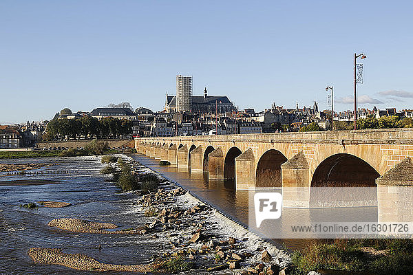 Frankreich  Burgund  Loire-Brücke in Nevers