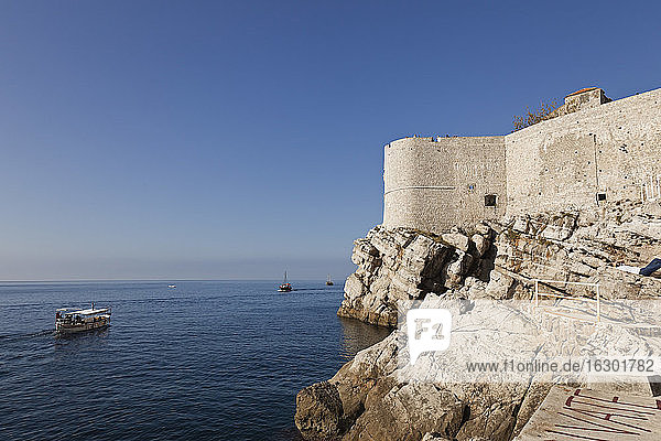 Kroatien  Dubrovnik  Blick auf die alte Stadtmauer