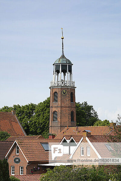 Deutschland  Niedersachsen  Ditzum  Glockenturm umgeben von Bürgerhäusern