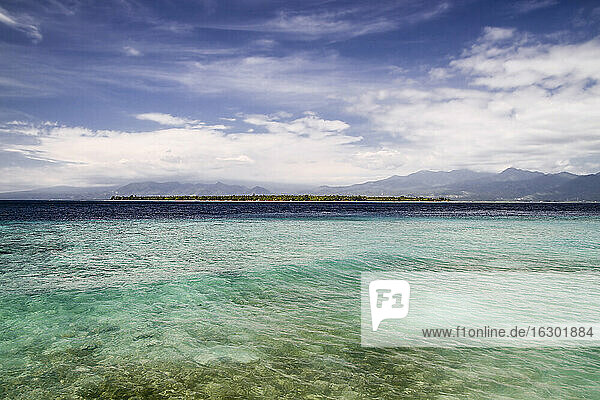 Indonesien  Lombok  Isle Gili Air  Blick vom Strand der Isle Gili Mono auf die Isle Gili Air