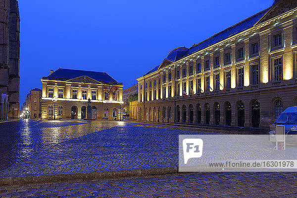 Frankreich  Lothringen  Metz  Place d'Armes bei Nacht