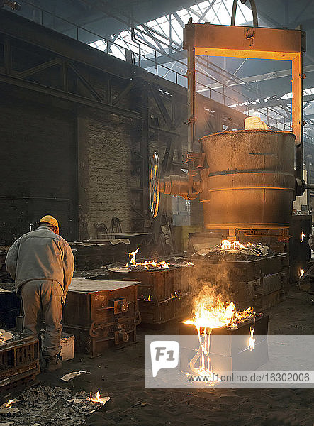 Deutschland  Mann bei der Arbeit in einer Gießerei