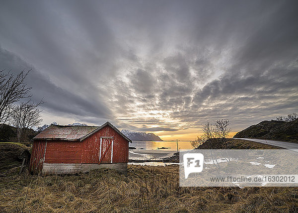 Norwegen  Lofoten  Sonnenuntergang an der Küste von Vestvagoy