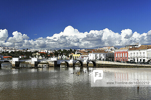 Portugal  Algarve  Tavira  Altstadt und Brücke
