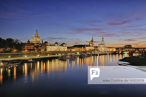 Deutschland  Sachsen  Dresden  Blick auf die Elbe und die Dresdner Skyline bei Sonnenuntergang