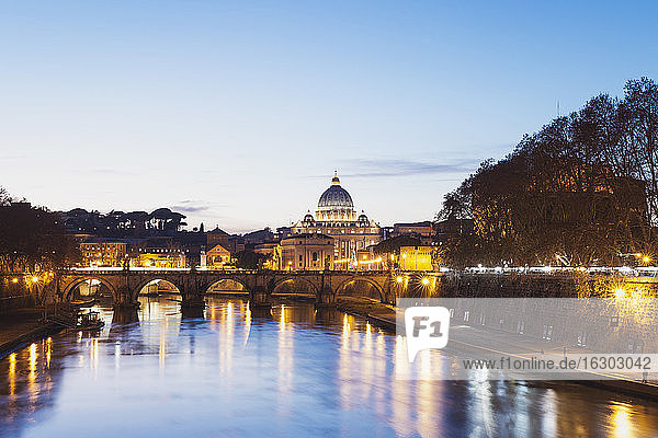 Italien  Rom  Petersdom und Engelsbrücke am Abend