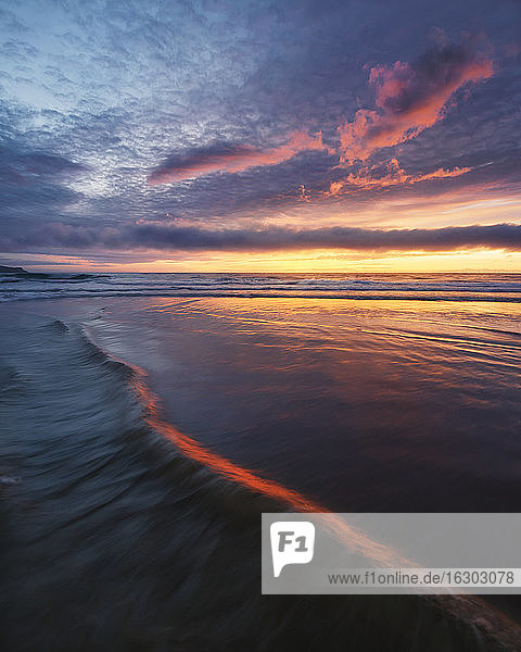 Spanien  Provinz A Coruna  Valdovino  Strand von Campelo bei dramatischem Sonnenuntergang