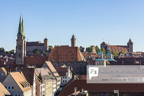 Deutschland  Bayern  Nürnberg  Klarer Himmel über historischer Altstadt mit Nürnberger Burg im Hintergrund