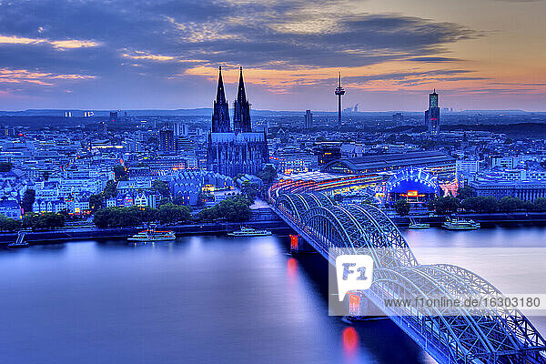 Deutschland  Nordrhein-Westfalen  Köln  Stadtbild  Blick auf Hohenzollernbrücke und Kölner Dom am Abend