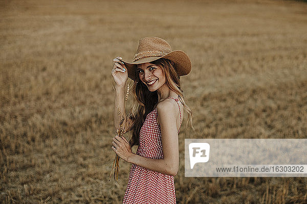 Lächelnde Frau auf einem Weizenfeld