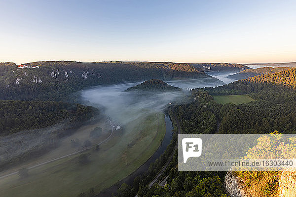 Deutschland  Baden-Württemberg  Blick auf das nebelverhangene Donautal in der Sommerdämmerung